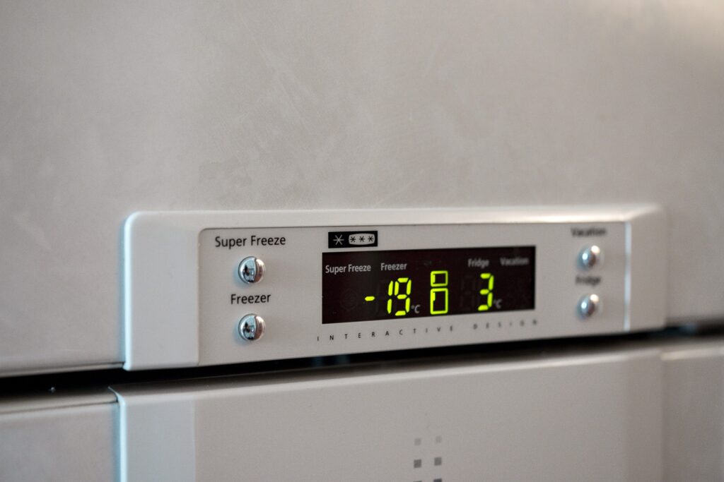 Close-up of a digital control panel on a fridge. The display shows the freezer temperature as -18°C and the fridge temperature as 3°C. Buttons labelled “Super Freeze,” “Freezer,” and “Fridge” are visible beside the display.