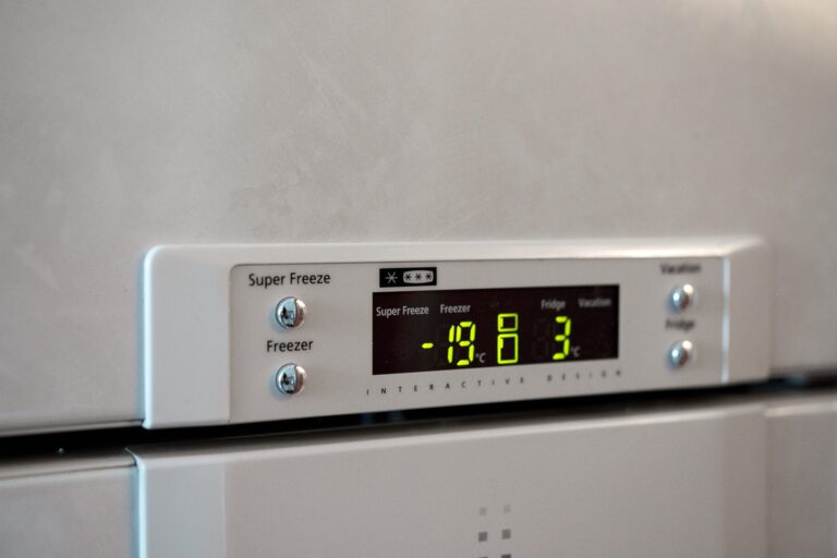 Close-up of a digital control panel on a fridge. The display shows the freezer temperature as -18°C and the fridge temperature as 3°C. Buttons labelled “Super Freeze,” “Freezer,” and “Fridge” are visible beside the display.